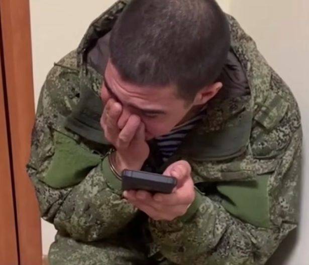 据报道，乌克兰安全部门发布的一张图片显示，他的母亲在电话上显示了一名被俘虏的俄罗斯士兵。信用：@Servicess