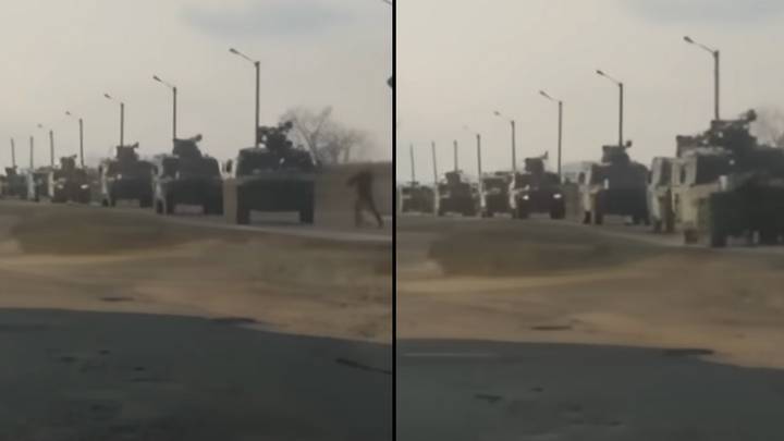 乌克兰的“坦克人”试图阻止俄罗斯车队风靡一时“width=