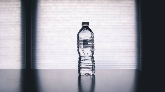 旅行时最好坚持使用瓶装水。信用：Unplash