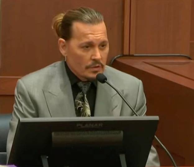 约翰尼·德普（Johnny Depp）表示，他将把自己锁在浴室中，以逃避琥珀·赫尔德（Amber Heard）的暴力。信用：法律和犯罪