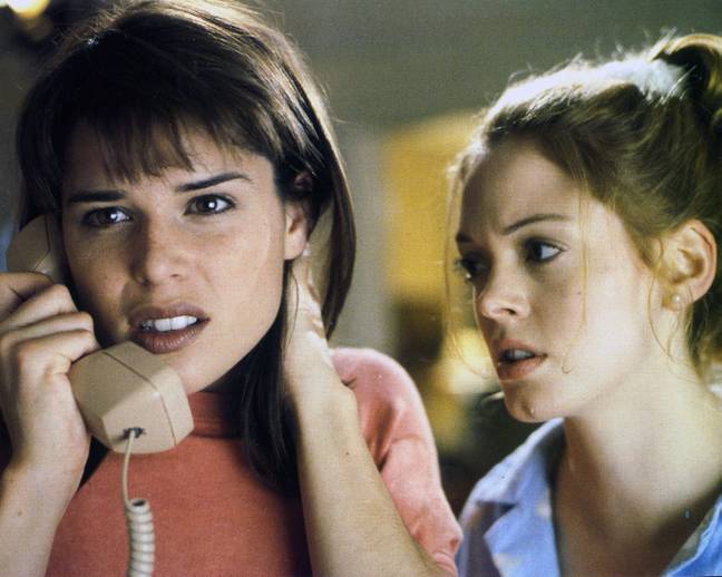 Neve Campbell和Rose McGowan在Scream（1996）中。信用：维度电影