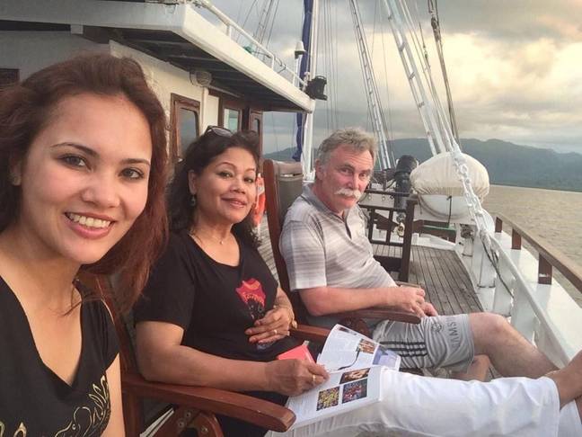两个孩子的父亲周五下午和他的妻子萨里亚（Sarijah）回到了马来西亚吉隆坡。信用：Jim Fitton/Facebook