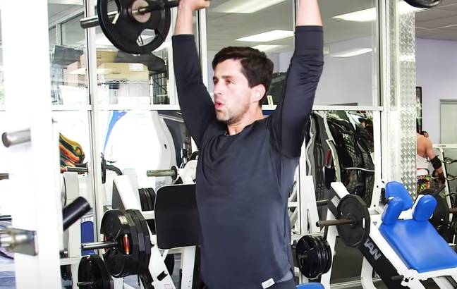 佩克的健身习惯包括一系列的体重训练。信用：YouTube/男性健康