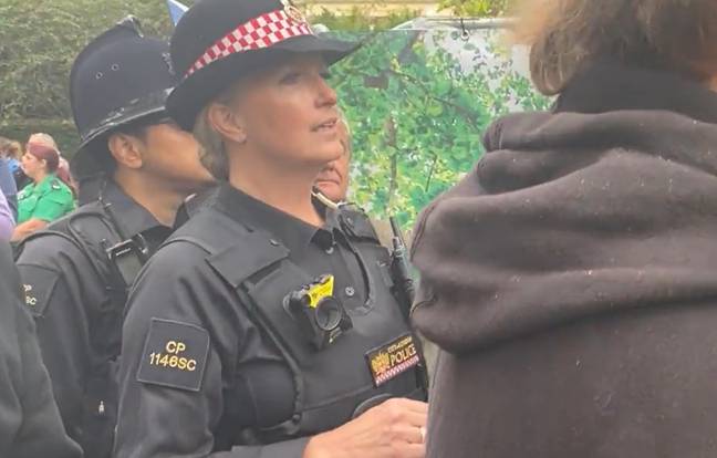 潘妮·兰开斯特（Penny Lancaster）在伦敦被发现担任警察。信用：Twitter/@adamtoms3