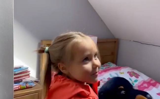 三岁的乌克兰难民玛丽亚·赫罗什科娃（Maria Hroshkova）在英国看到新房间时欣喜若狂。信用：ITV新闻日历必威杯足球