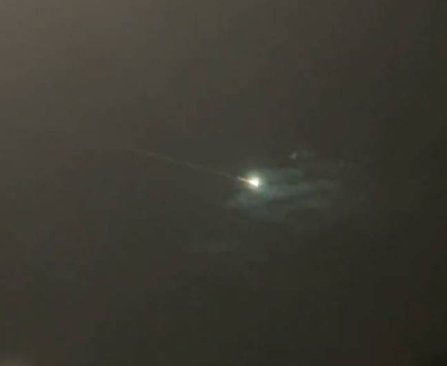 其他人看到火球在晚上10点越过佩斯利。图片来源：Twitter/@_ Vangal