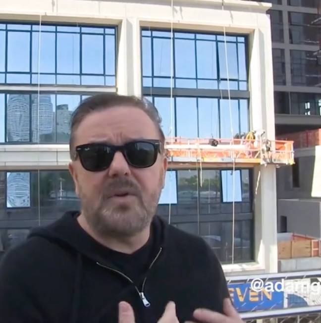 里奇·格维瓦（Ricky Gervais）说，他“试图远离案件的媒体疯狂”。信用：YouTube/Adam Glyn