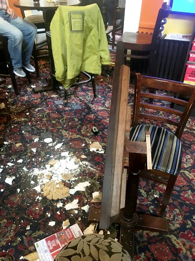 天花板的一部分在布里斯托尔的商业室倒塌。信用：SWNS