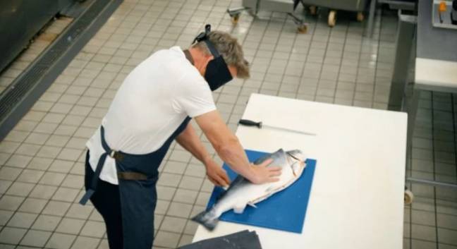 戈登·拉姆齐（Gordon Ramsay）在他的新英国广播公司（BBC One Show）上蒙住了鲑鱼。学分：BBC
