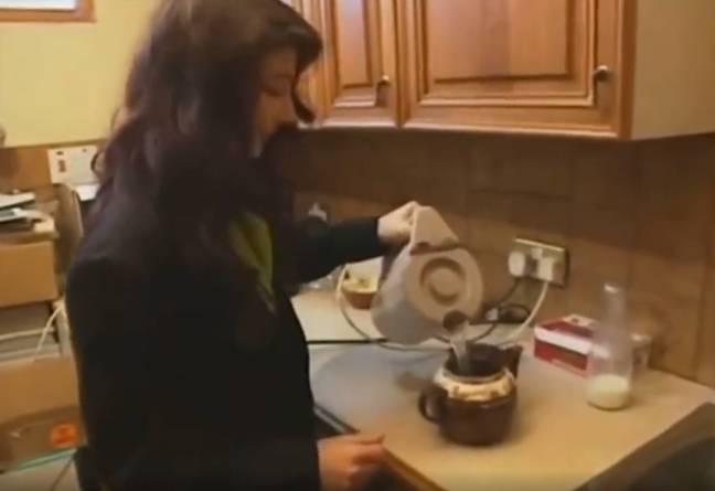 凯特·布什（Kate Bush）的茶技巧是……独特的。信用：Twitter/@enayessa
