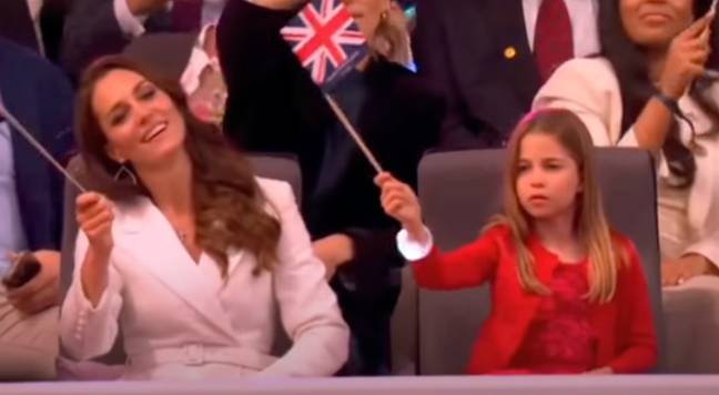 凯特·米德尔顿（Kate Middleton）和女儿夏洛特公主（Princess Charlotte）也被看到享受音乐会。学分：BBC
