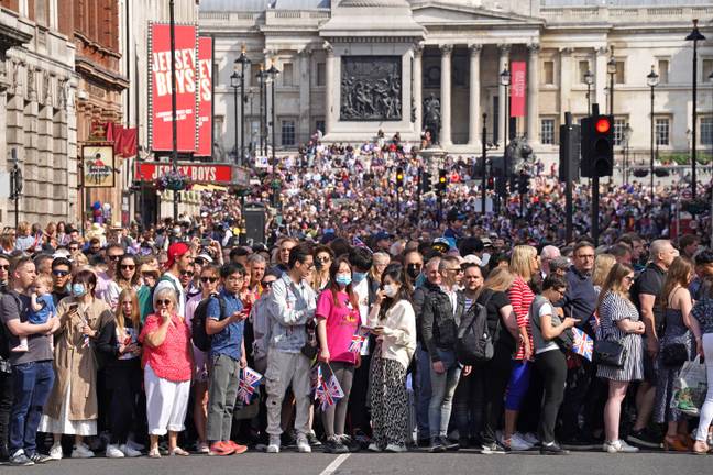 成千上万的人聚集在伦敦观看游行。信用：Alamy