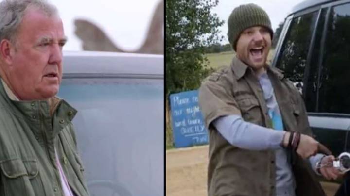 男人将自己戴上杰里米·克拉克森（Jeremy Clarkson）在Diddly Squat Farm的汽车