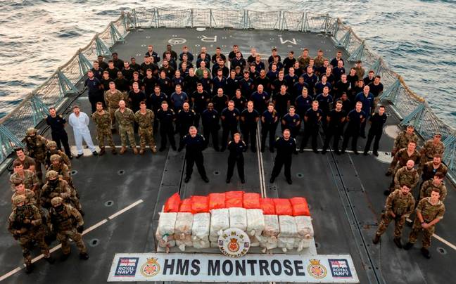 HMS Montrose的船员与大型毒品半身像。信用：国防部