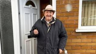 “英国最古老的初次买家”终于获得了自己的平房，86岁