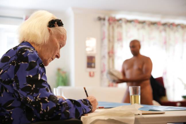 裸体模特将所有人露面了伦敦养老院的居民。信用：PA