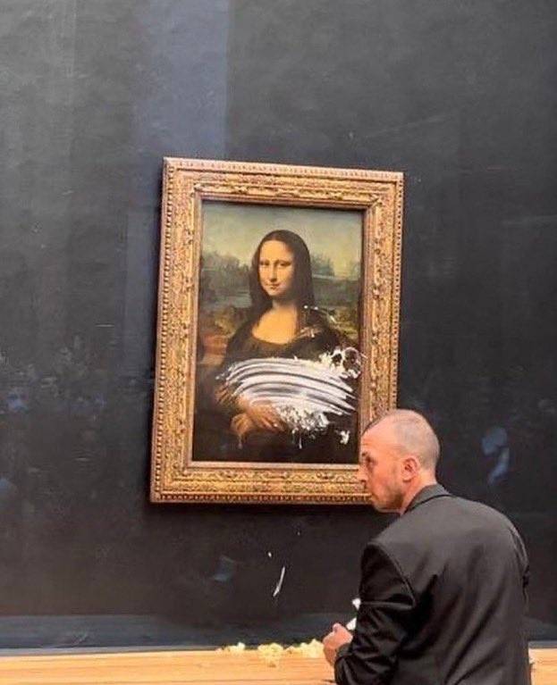 一名男子在卢浮宫的蒙娜丽莎（Mona Lisa）上涂抹了蛋糕。信用：Twitter/@iabdouboutaleb