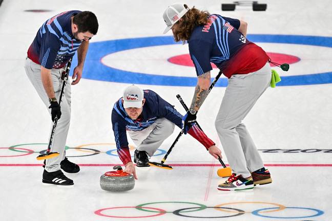 2022年冬季奥林匹克运动会最近在北京开始，围观者似乎无法获得足够的冰壶（Lillian Suwanrumpha/AFP通过Getty Images）