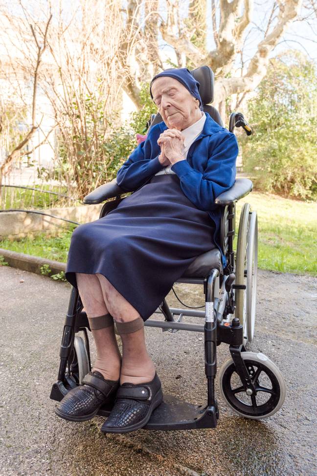 这位118岁的老人说，她对老年的秘诀是每天喝一杯葡萄酒。信用：Alamy
