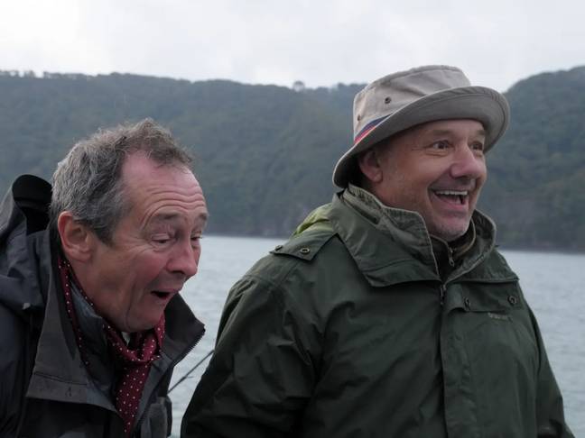 鲍勃·莫蒂默（Bob Mortimer）与喜剧演员保罗·怀特豪斯（Paul Whitehouse）一起出演了英国广播公司（BBC）的钓鱼。学分：BBC“loading=