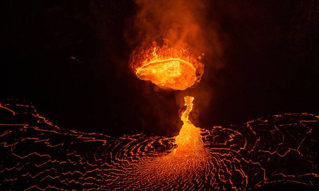 2021年10月28日，在基拉伊亚峰会上的Halema’uma’u火山口爆发。信贷：Alamy