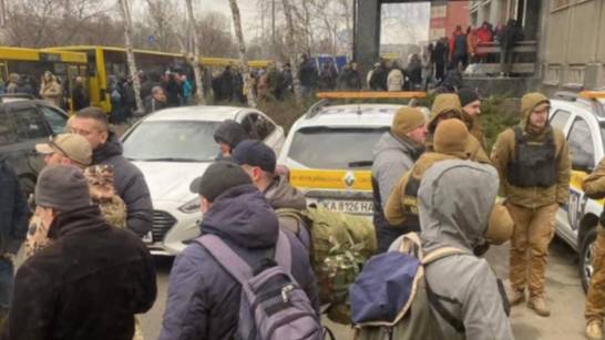数百名乌克兰人聚集在一起向受伤的士兵献血并签署给国防军