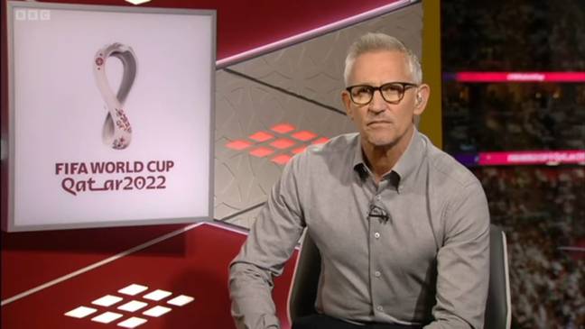 加里·莱恩克（Gary Lineker）在开幕独白中谈到了国际足联腐败和卡塔尔的侵犯人权。学分：BBC