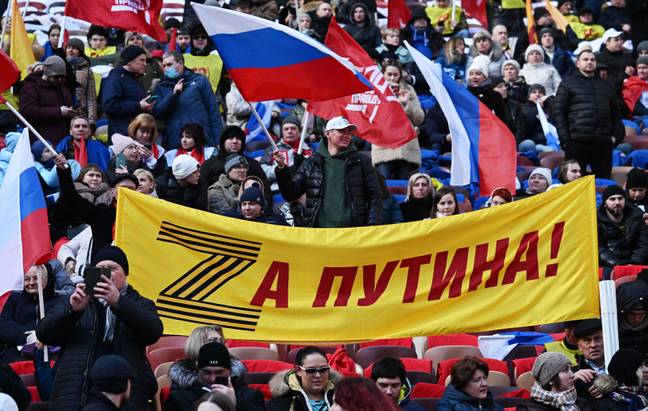 人群集会支持俄罗斯在乌克兰的战争（Shutterstock）