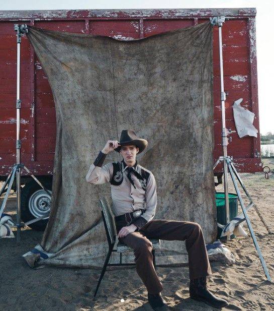 一个穿着牛仔服装的年轻猫王普雷斯利。信用：Alamy。