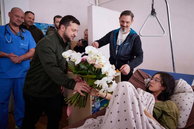 Volodymyr Zelenskyy在医院访问Katya Vlasenko。信用：Alamy