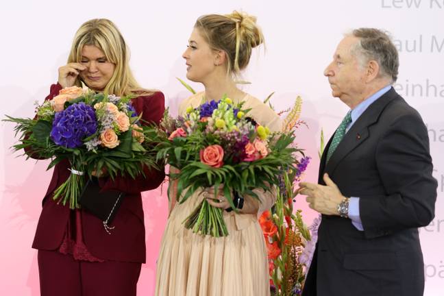 科琳娜·舒马赫（Corinna Schumacher）与女儿吉娜·玛丽（Gina-Marie）和法拉利（Ferrari）酋长让·托特（Jean Totd）一起接受丈夫的奖项，哭了起来。信用：盖蒂图像