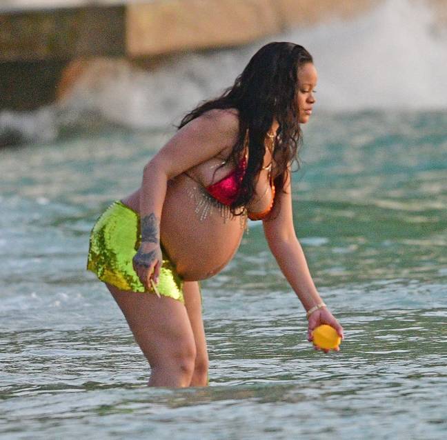 这是蕾哈娜（Rihanna）在海洋中浸入芒果，在线触发了病毒式趋势。图片来源：backgrid
