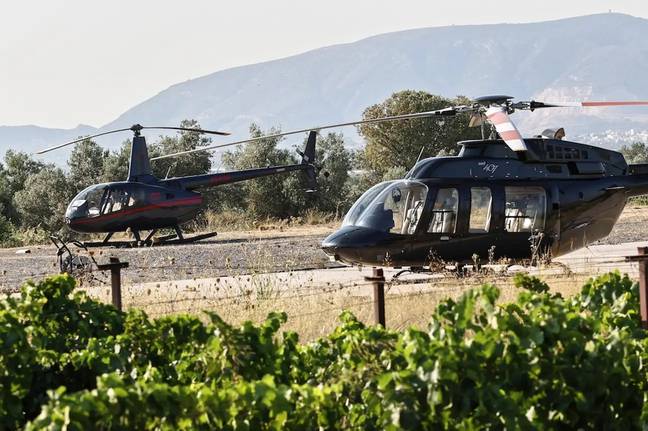 Fenton和他的朋友被运送到的钟声407直升机由Christos Fragkopanagos驾驶。信用：雅典娜