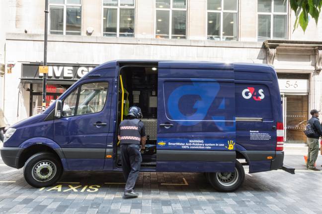 冒充G4S保安人员的银行强盗以15万英镑的现金走开了。信用：Alamy