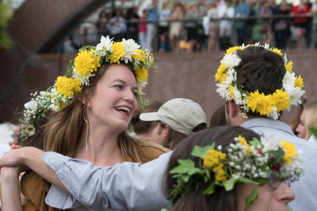 瑞典仲夏节上举行了许多舞蹈和音乐。信用：Alamy