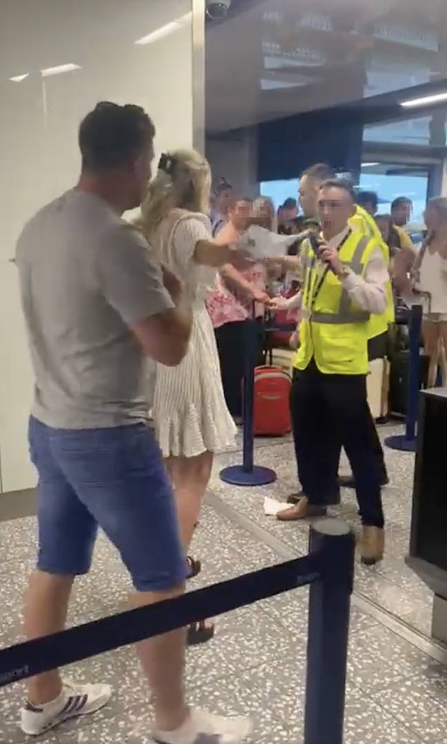 两人被录制为口头虐待布里斯托尔机场工作人员。学分： @dubslife1/ twitter