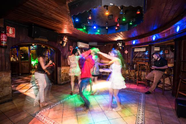 凌晨1点后，带有舞蹈地板的酒吧将不得不检查下注者的共同通行证。信用：Alamy