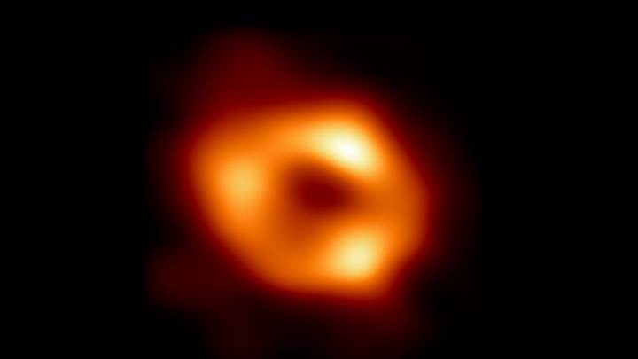 天文学家捕获了我们银河系中巨型黑洞的第一张图像