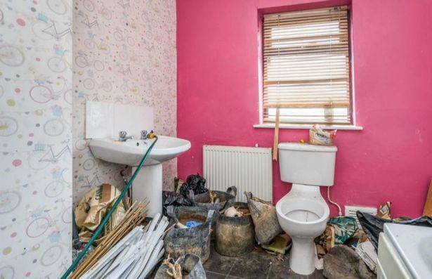 浴室可以说是房屋中最干净的房间，并拥有充满活力的配色方案。学分：tbiermann_/twitter/rightmove