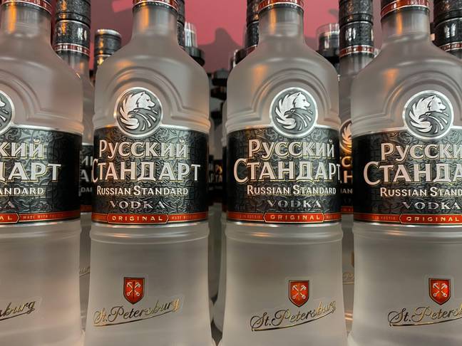 俄罗斯标准伏特加酒已从英国的许多超市中取出。信用：Alamy