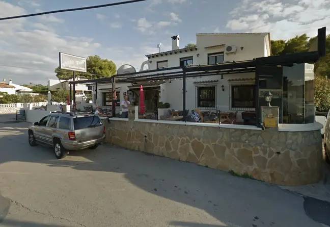她在莫雷拉（Moraira）的山顶酒吧（Hill Top Pub）吃饭。信用：Google地图