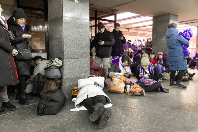 公民一直在地铁里睡觉，以避免炸弹袭击。信用：Alamy