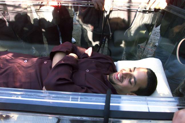 大卫·布莱恩（David Blaine）被活着埋在一个透明的棺材中。学分：路透社/阿拉米股票照片