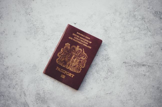 已经向英国人发出警告，仍携带红色护照。信用：Unplash。