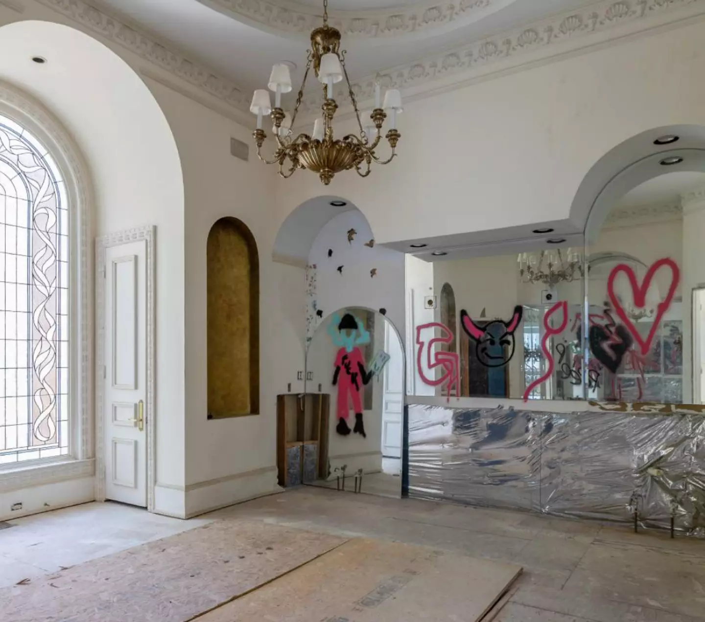 inside-p-diddys-spooky-abandoned-georgia-mansion 1 https://images.ladbible.com/resize?fit=contain&gravity=auto&quality=70&type=webp&url=https%3A%2F%2Fimages.ladbiblegroup.com%2Fv3%2Fassets%2Fblt949ea8e16e463049%2Fbltcf744cd947ef9f26%2F6284d1815656190fb1bdcfc7%2FScreenshot_2022-05-18_at_11.56.23.png&width=3840