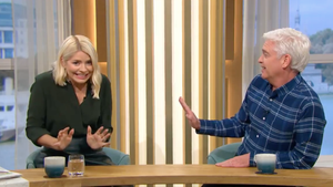 Holly Willoughby Screams As Phillip Schofield Finds Spider In Her Hair Live On This Morning