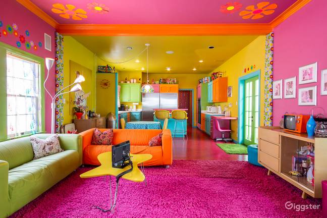 A living room that Barbie would be proud of. (Credit: Giggster)
