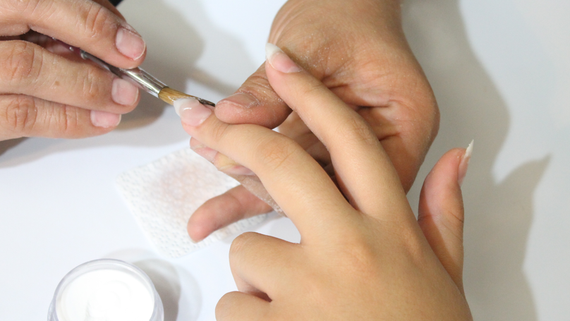 Woman Reveals How To Easily Take Off Acrylic Nails At Home Woman Reveals How To Easily Take Off Acrylic Nails At Home