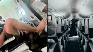 飞机乘客在三个小时的飞行期间赤脚踩在扶手上后引起愤怒