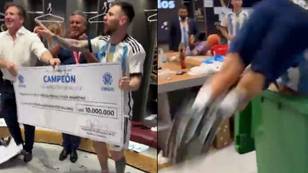 梅西（Messi）和阿根廷队友在世界杯冠军之后以1000万美元的支票在更衣室中跳舞